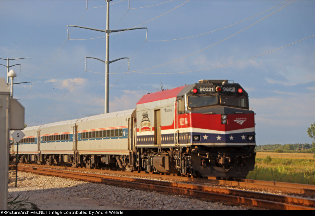 AMTK 90221 in its "Veterans" scheme trails on 339